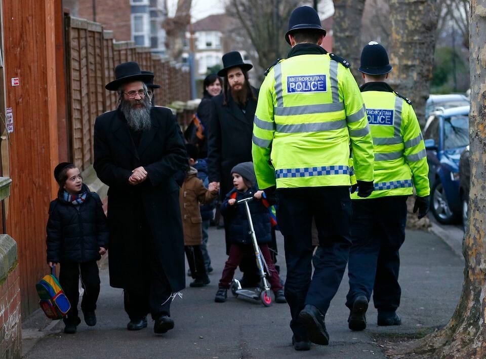 A brit zsidók fele fontolgatja a költözést az antiszemitizmus miatt
