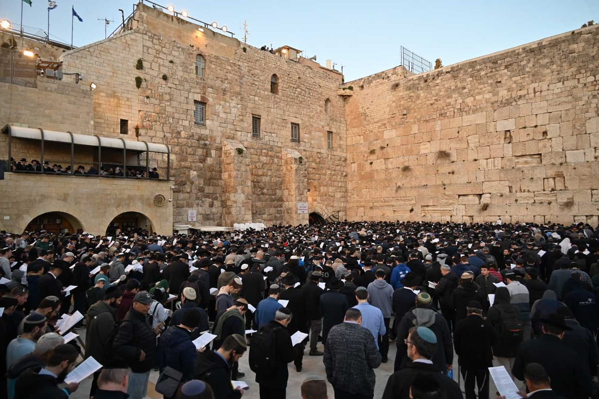 Jeruzsálem: több ezres tömeg imádkozott tegnap a túszokért a Siratófalnál
