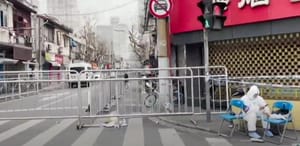 VIDEÓ: Sanghajban utcákat zártak le az új koronavírus hullám miatt