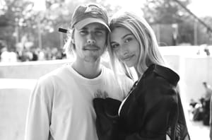 Justin Bieber a felesége betegsége után: Isten a tenyerén hordozza Hailey-t!