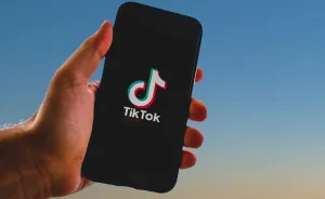 A TikTok sötét bugyrai: szülő és gyermekszégyenítés a kínai applikációban