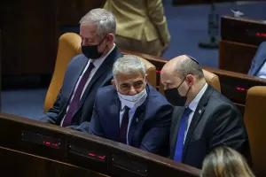 Kormányválság Izraelben: utazásokat mondott le a miniszterelnök, a külügyminiszter és a védelmi miniszter is