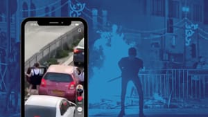 VIDEÓ: palesztin zavargók miatt rejtette el izraeli zászlóját egy autós Jeruzsálemben