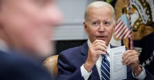 Biden véletlenül bemutatta a sajtónak súgókártyáját