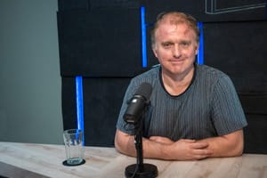 „Amikor színt kell vallani, a hitről szólni kell!” – Lackfi János