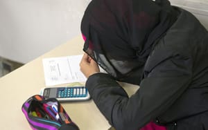 A dánok azt tanácsolják, hogy tiltsák be a fejkendőt az általános iskolákban