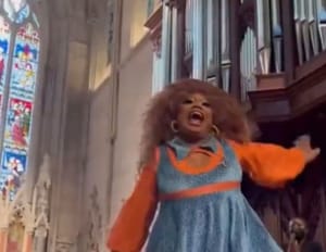 Drag queen lépett fel egy katolikus középiskola kápolnájában