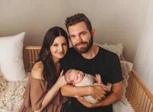 Gyermeke született a Skillet gitárosának: "Állandóan emlékeztet minket az ima erejére"