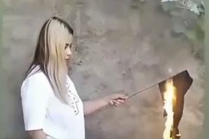 Videó: tüntetnek az iráni nők, többen hidzsábokat gyújtanak fel