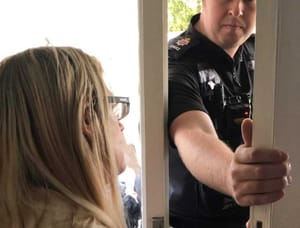 Keresztény újságírót tartóztattak le családja előtt