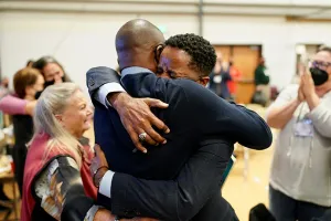 "Férjének és Istennek" köszöni kinevezését az Egyesült Metodista egyház első meleg afroamerikai püspöke