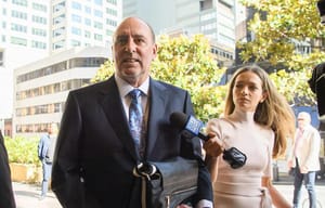 Brian Houston a bíróságon: "Nincs kétségem, apám sorozatos pedofil volt"