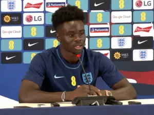 "Isten fedez engem a pályán"- árulta el Bukayo Saka, az angolok sztárcsatára