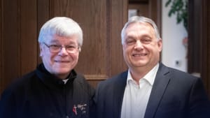 Katolikus ördögűző ajándékozott Mária szobrot Orbán Viktornak