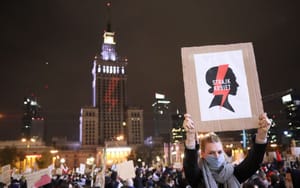 A lengyel ellenzék népszavazást ígér az abortuszról választási győzelem esetén