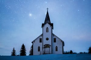 Több embert megtámadt, kirabolt egy üzletet majd egy templom oltára mellett elaludva találták meg