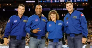 Pár éve az űrben tartott úrvacsorát, most a NASA pilótájaként indul hold körüli útra