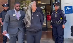 Kirúgták a macsétával fenyegetőző főiskolai tanárt