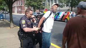 Csattant a bilincs: bíróság elé állítják az utcai prédikátort Amerikában