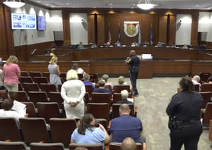 USA: a Miatyánk miatt rendőrök ürítették ki a termet az iskolai tanácson