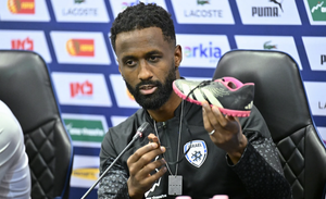 Túszul ejtett gyermek cipőjét mutatta be kamerák előtt az izraeli csapatkapitány