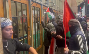 Palesztin zászlókra cserélték az amerikaiakat a New York-i tüntetők