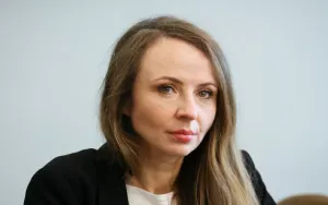 Fotó: pólóval üzent a keresztényeknek az új lengyel családügyi miniszter