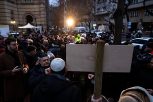 A terrortámadás áldozatainak tiszteletére átnevezik a Herzl Tivadar teret