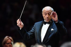 Fischer Iván zenével üzen Izraelben az áldozatok családtagjainak