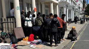 Anglia: egykori pap vallott a keresztségért sorban álló menedékkérőkről