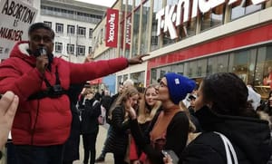 El akarták hallgattatni: kártérítést fizet a lelkésznek az angliai rendőrség