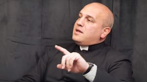 Franciaország: Instagram videó miatt indíthatnak eljárást egy katolikus pap ellen