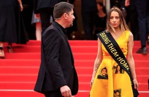 Cannes: a túszok előtt tisztelgett ruhájával az októberi mészárlás egyik túlélője