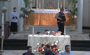 USA: fegyverrel rontott be a misére egy tinédzser fiú