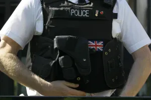 Anglia: zsidók elleni gépfegyveres merénylet miatt emeltek vádat két férfi ellen