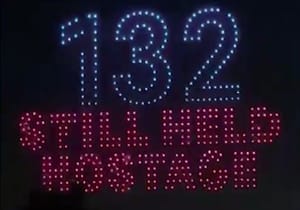 "Hozzátok haza őket most" - drónokkal álltak ki az izraeli túszokért New York-ban