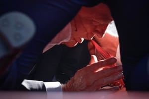 "Isten okkal kímélte meg" - egy mozdulaton múlhatott Trump élete