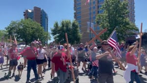 A tilalom feloldása után büszkén  tartották a magasba keresztjeiket az idahói hívők