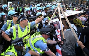 Rendőrökre támadtak az Izrael-ellenes tüntetők: több mint 70 embert letartóztattak