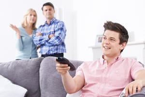 Megdöbbentő: egyre nehezebben  hagyják el a szülői fészket a fiatalok