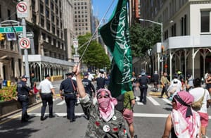 Hihetetlen : egy héttel 9/11 évfordulója előtt terrorista zászlókkal vonultak végig New York utcáin