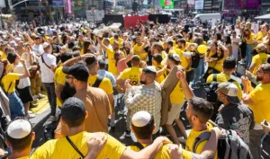 Videó: sárga léggömbök borították be az eget a Times Squere-en