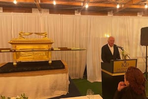 "Kétezer éve nélkülözzük" - bemutatták Jeruzsálemben a frigyláda másolatát