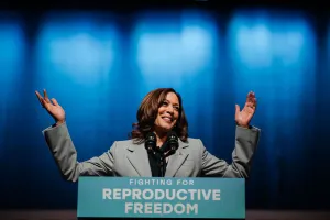 Keresztény tüntetőn kuncogott Kamala Harris egy abortuszpárti eseményen