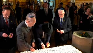 "Aki a szükségben segít, az valódi barát" - a Dohány utcai zsinagógában emlékeztek meg a terrortámadás áldozatairól