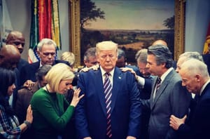 Donald Trump: "A hit a ragasztó amely összetartja Amerikát"