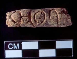 Régészet: ősi sírban fedezték fel a legrégebbi alfabetikus írásjeleket