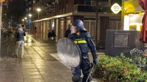 Újabb antiszemita zavargás Amszterdamban: egy villamost is felgyújtottak