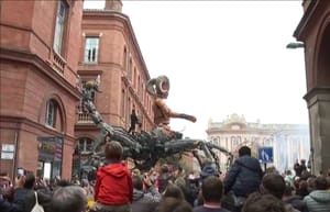 "A sötétség kapuja" - hatalmas, mozgó démoni szobrok vonultak fel Toulouse utcáin