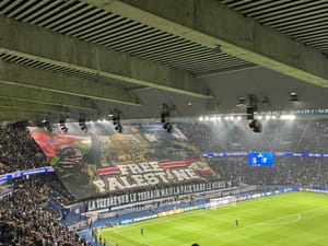 "Elfogadhatatlan"- lelátó nagyságú Izrael-ellenes lobogót feszítettek ki egy PSG meccsen